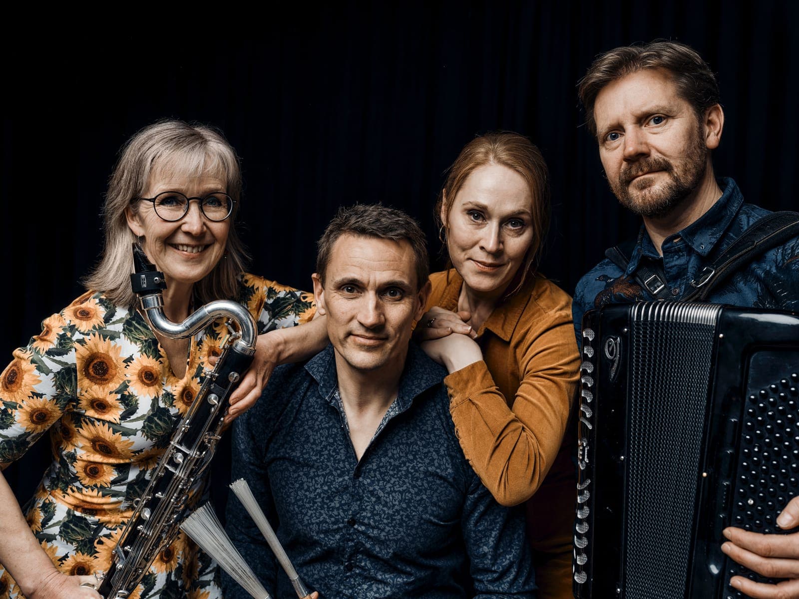Phønix' fire musikere tæt sammen med basklarinet, trommestikker og harmonika