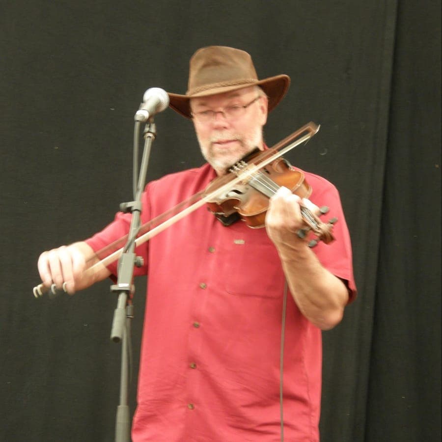 Jan Dehlholm spiller violin på en scene