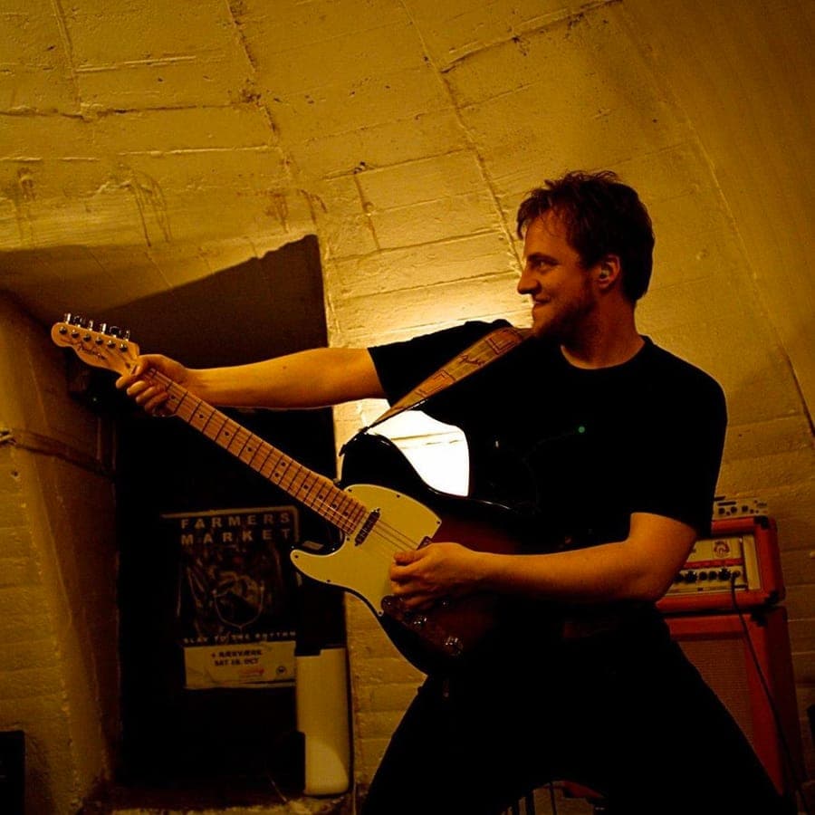 Thomas Haagen Birch spiller elguitar til en koncert