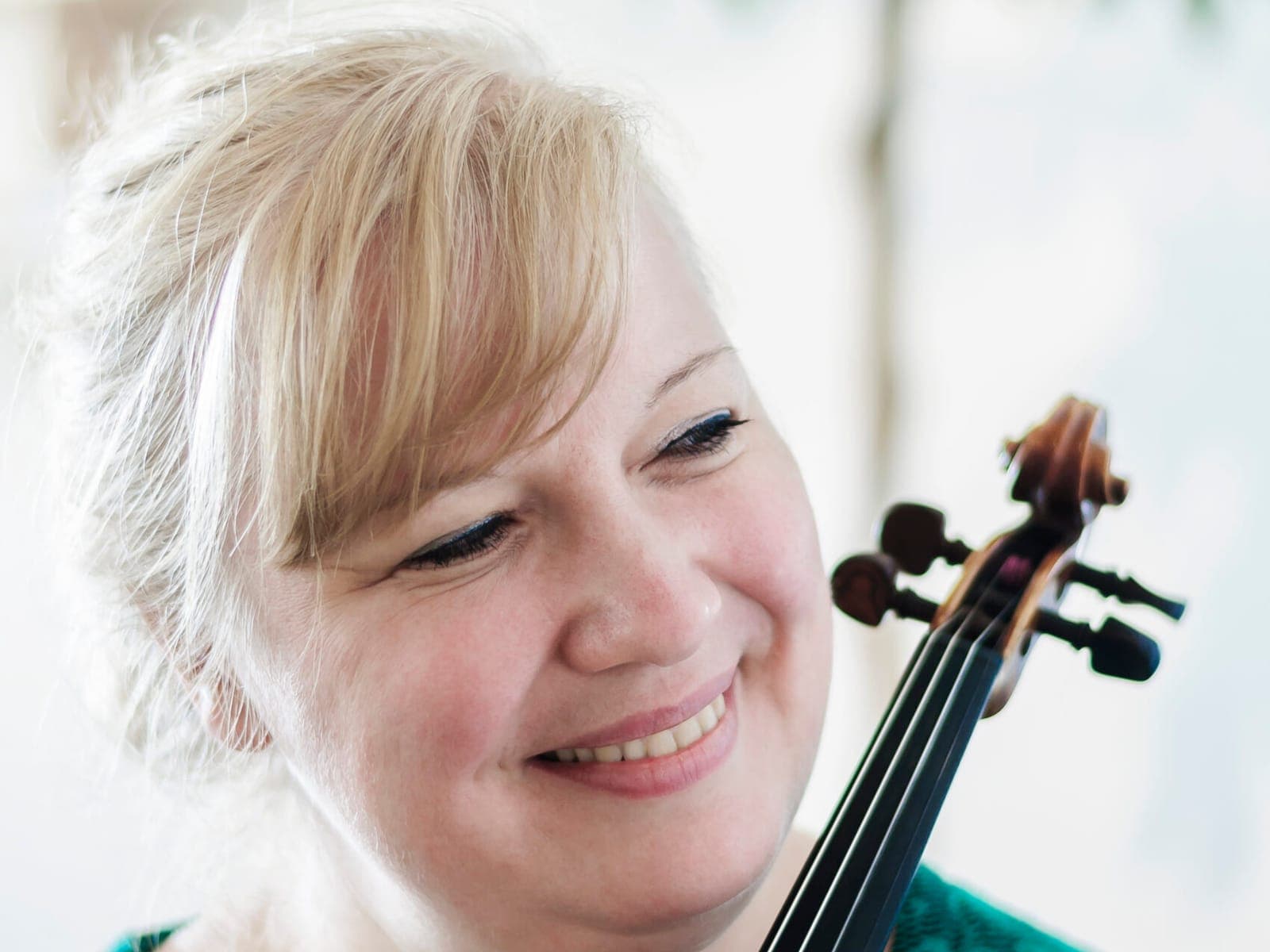 Pia Nygaard smiler med sin violin ved siden af ansigtet