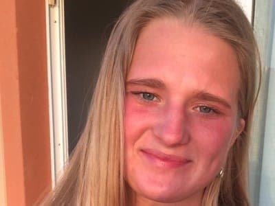 Portræt af Ranva Malmgren Asmild med langt lyst hår i sollys