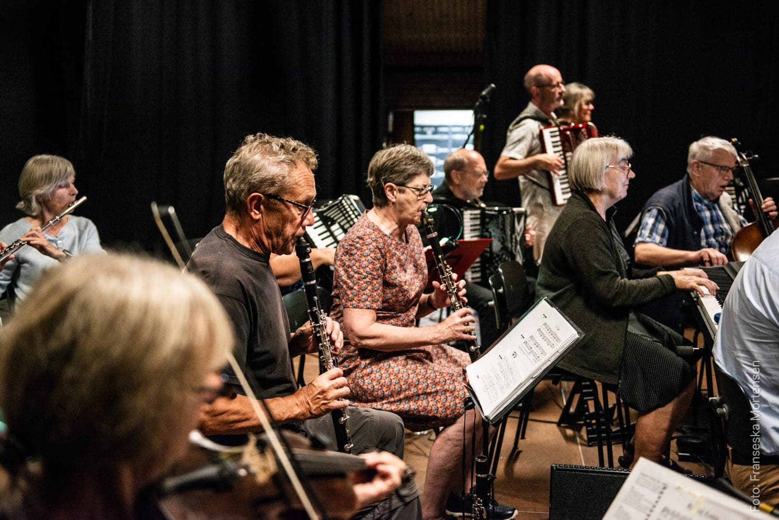 Spillemandslauget Østjyderne spiller med klarinetter, fløjte, harmonikaer, klaver og cello ved Aarhus Folk Festival 2025